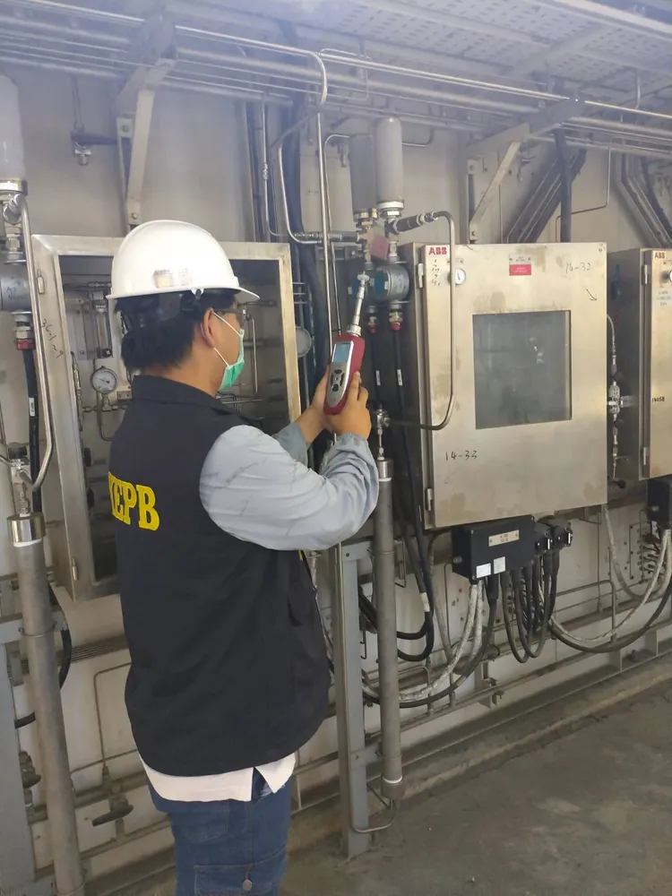 高市環保局派員到中油林園廠稽查。讀者提供