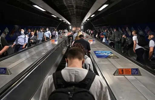 英國民間企業去年試辦「週休三日」 員工說「加薪也回不去了」