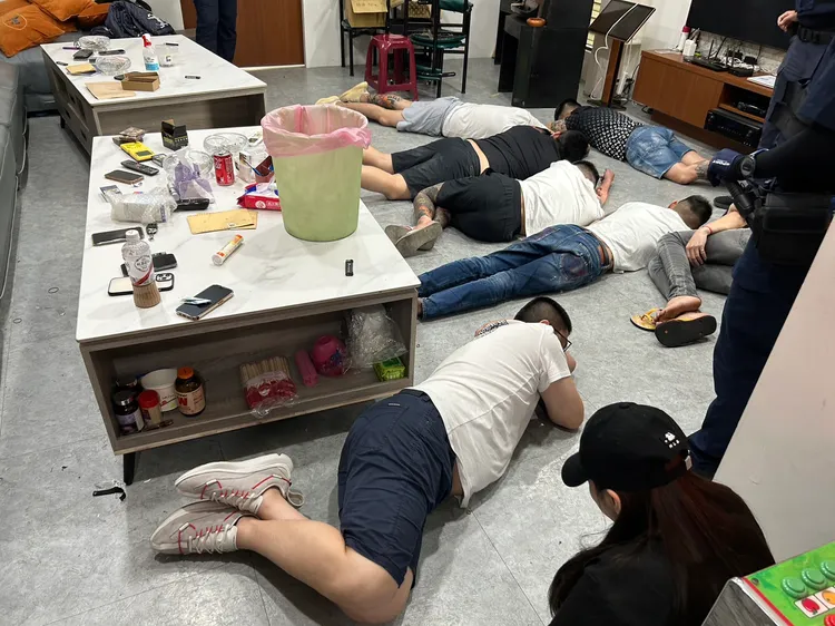 警方並在菸酒行2樓查獲包括19歲黃男在內的8男4女。翻攝畫面