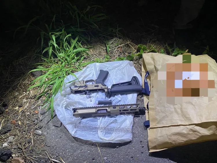 黃嫌帶警方至菸酒行附近交出改造衝鋒槍。讀者提供