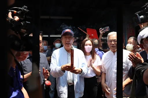 郭台銘與太太曾馨瑩參拜紫南宮 下午拜會南投縣議會這些人將出席