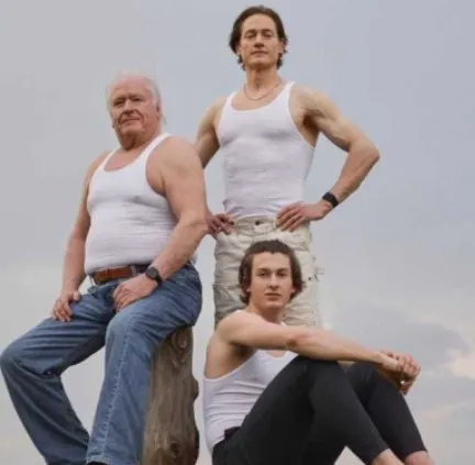 科技富豪強生（中立者）近日完成與父親（左）及兒子（前坐者）的「三代換血」。翻攝Instagram/ Bryan Johnson