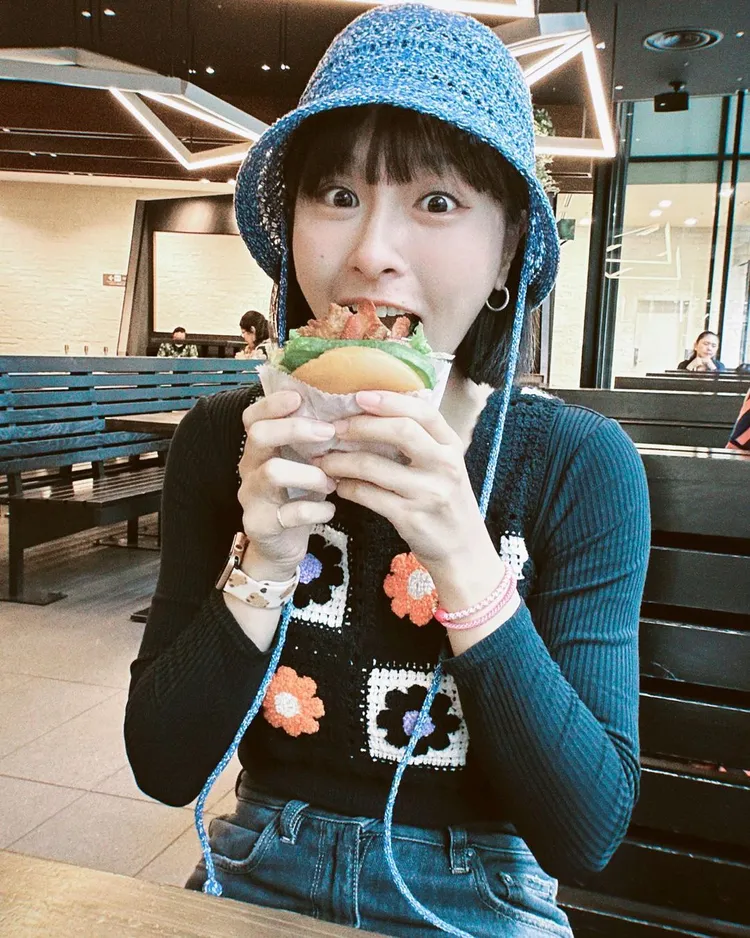 峮峮大吃漢堡。取自峮峮IG