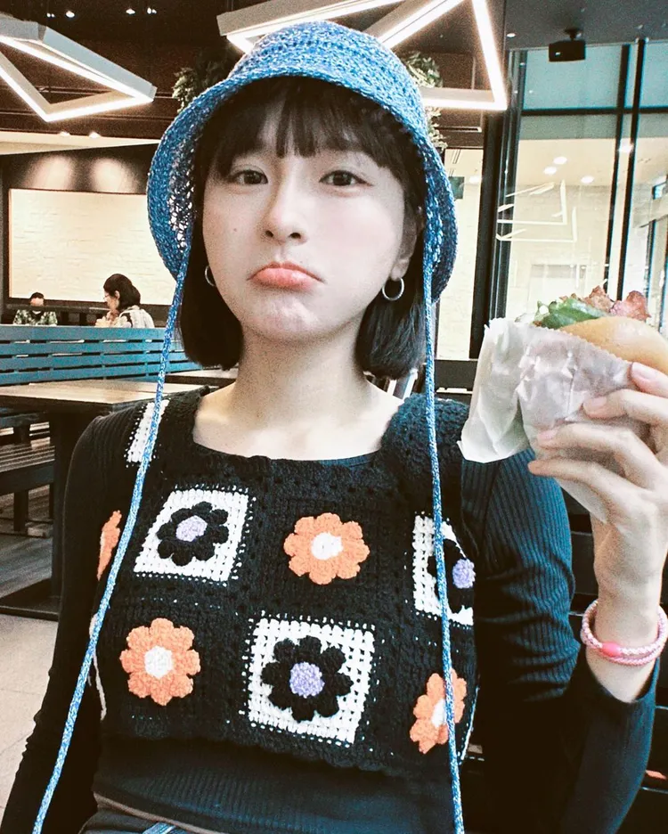 峮峮大吃漢堡。取自峮峮IG