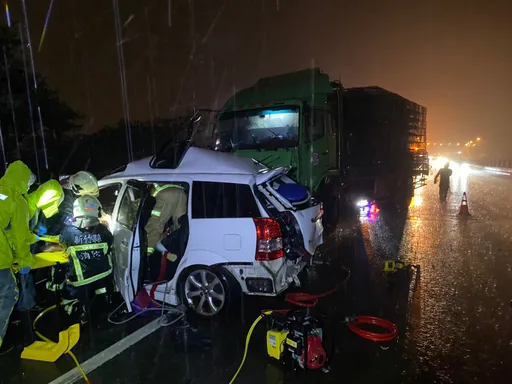 疑天雨路滑釀禍　國1湖口段轎車遭大貨車追撞釀2死