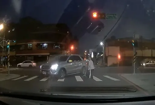 台中枴杖嬤過馬路險遭車撞　還沒學到教訓！警方將主動開罰
