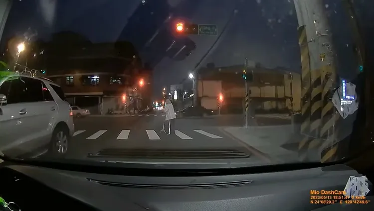 休旅車開過去後，老婦人嚇到再三確認右方來車才敢通過。翻攝臉書「我是太平人」