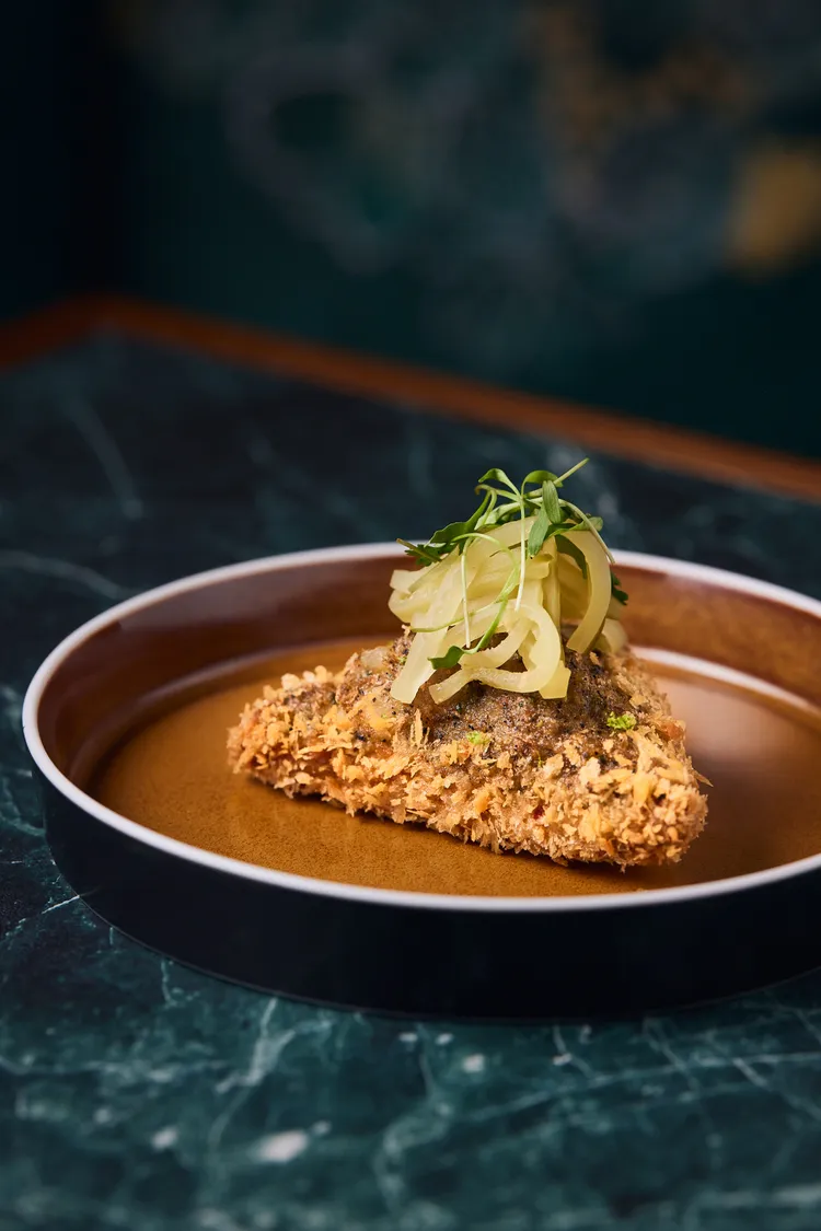 松露臭豆腐蝦多士，為法式元湯與法式紅湯獨享套餐菜式。業者提供