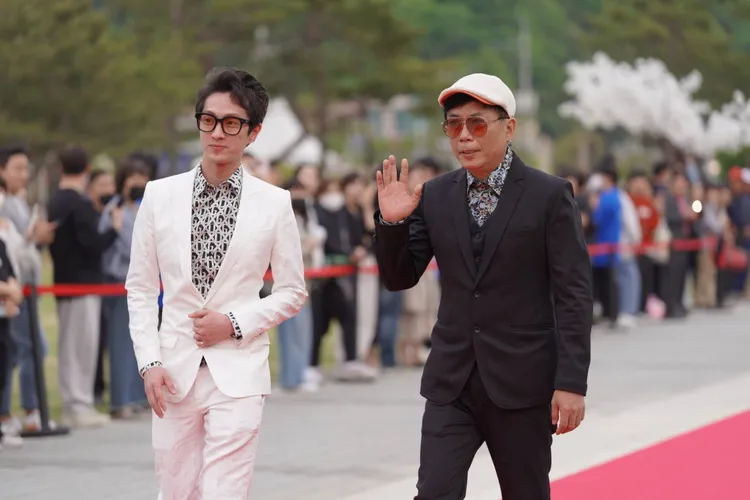 凃惠源（右）與黃古堯一起走紅毯。寬寬整合行銷提供