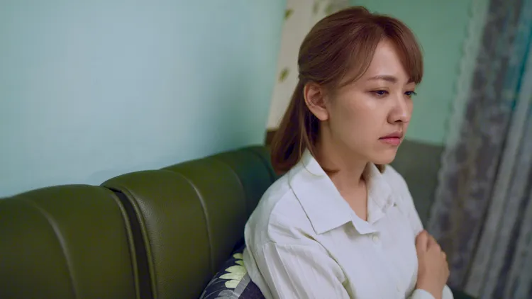 林玟誼發現曖昧紙條後在客廳回憶並懷疑。華視提供