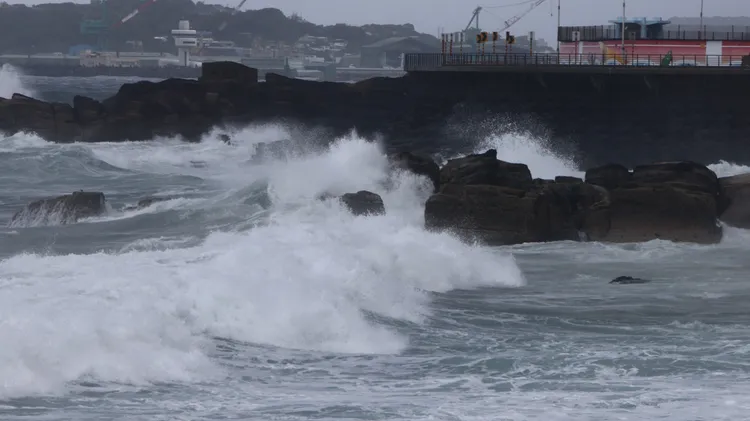 沿海地區慎防長浪。資料照，林林攝