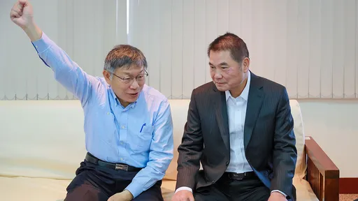 挺藍候選人「但為柯募款」 鍾東錦回憶那天:他們罵我黑道,只有柯文哲牽我的手