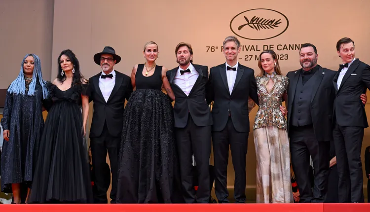 今年由瑞典名導魯本奧斯倫（中）領軍的評審團將評選21部競賽片。達志