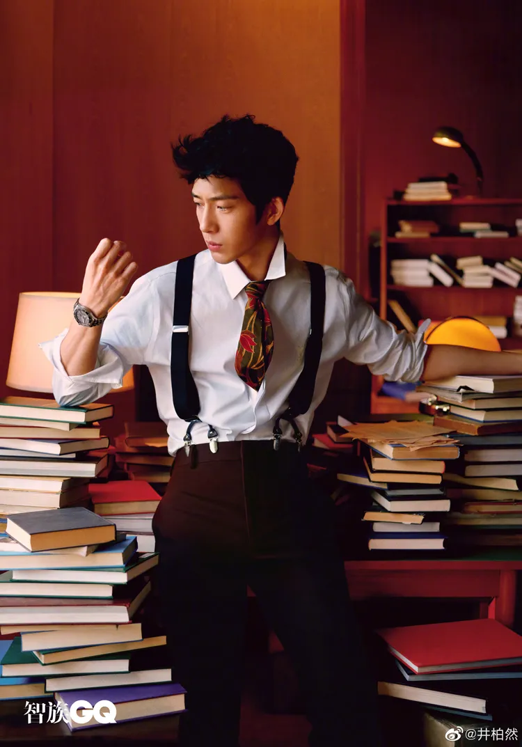 中國男星井柏然日前在拍攝男性時尚雜誌《GQ》中國版的造型中，也搭配了胸前有「Ami de Coeur」愛心圖騰的白襯衫。翻攝井柏然微博