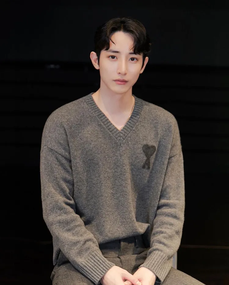 韓國男星李洙赫把有「Ami de Coeur」愛心圖騰的灰色針織衫，穿出了自在愜意的舒適態度。翻攝leeseohyuk推特