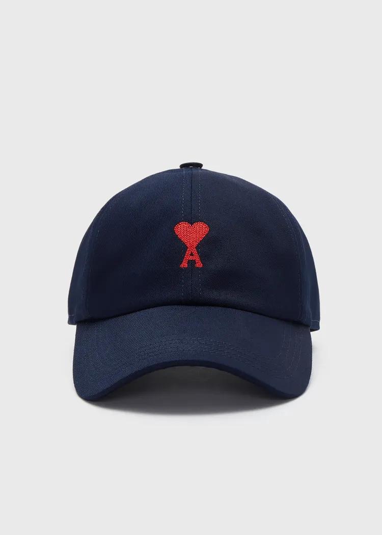 Ami de Coeur愛心刺繡圖騰棒球帽，4980元。THE SPAACE提供