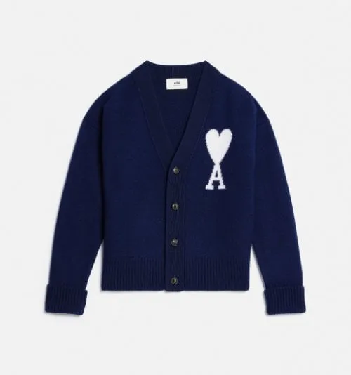 Ami de Coeur愛心圖騰深藍色開襟衫，1萬7980元。THE SPAACE提供