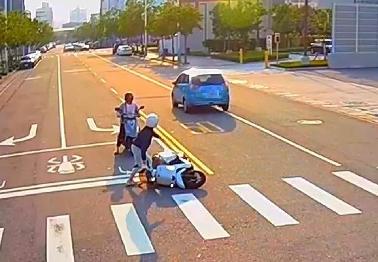 女騎士遭撞後，眼睜睜看著肇事自小客逃逸。讀者提供