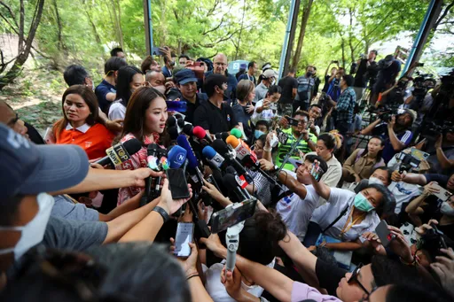 泰國大選今投票 熱門候選人被「麥克風海」包圍