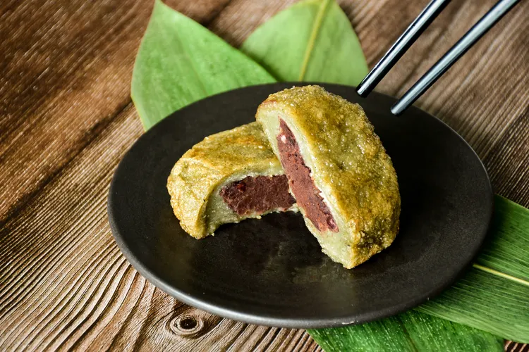 相思紅豆粿粽選用萬丹紅豆入餡，綿密香甜的紅豆沙餡與鼠麴草雅緻清香完美結合，令人憶起兒時美好時光。業者提供