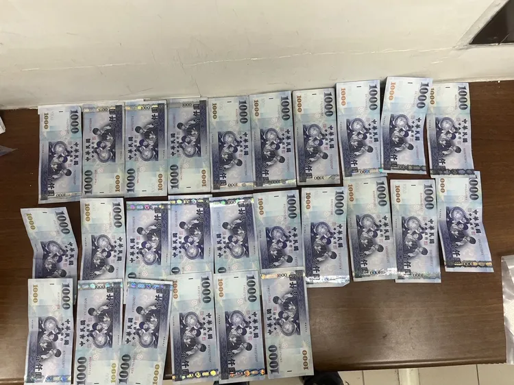 警方查獲的不法所得。翻攝畫面