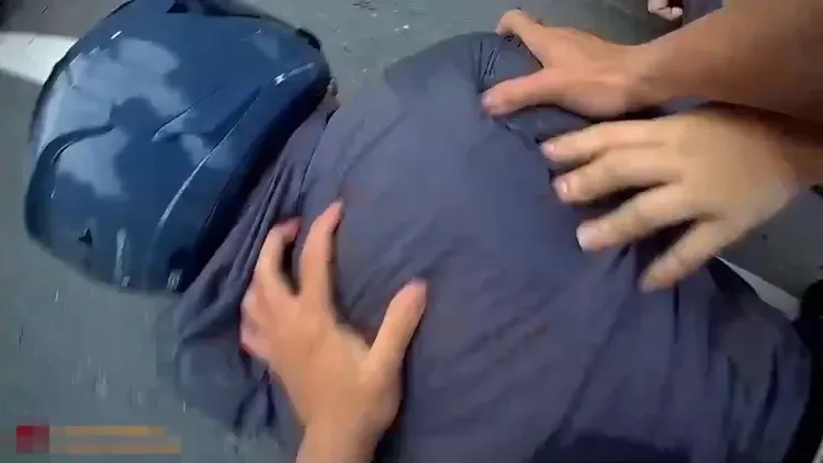 支援警力到場合力將柯男壓制。三峽警分局提供