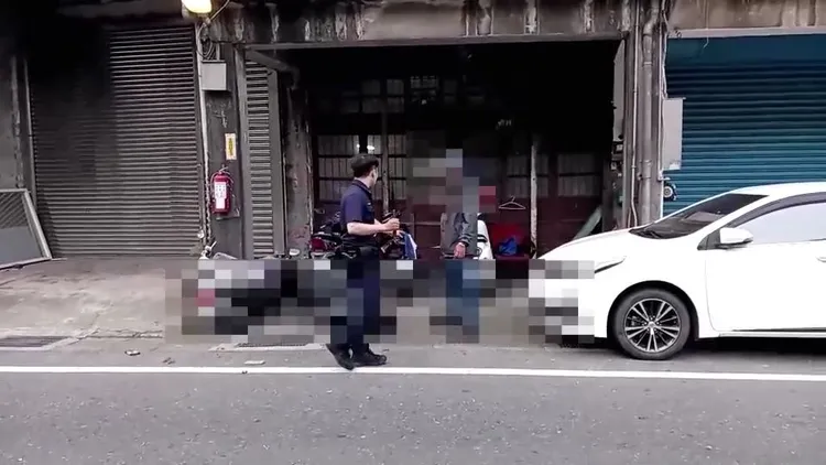 民眾拍下警員與柯男對峙畫面。三峽警分局提供