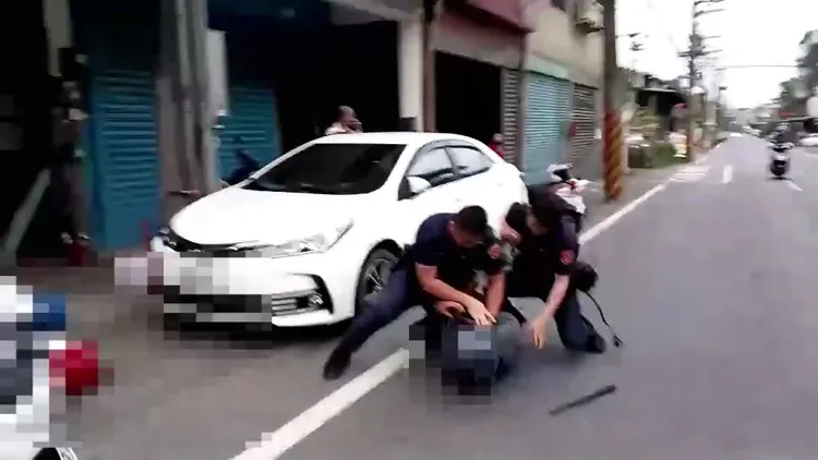 民眾拍下警方壓制柯男畫面。三峽警分局提供