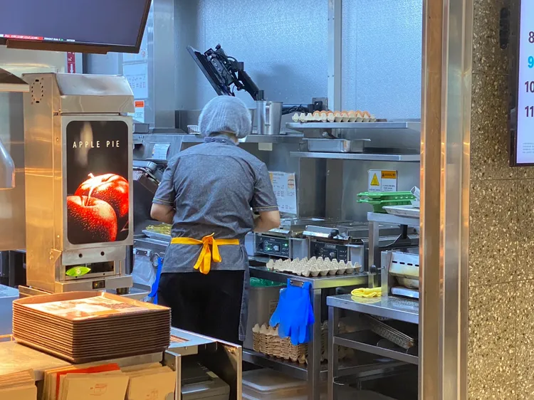 正職服務員起薪30K。陳怡文攝