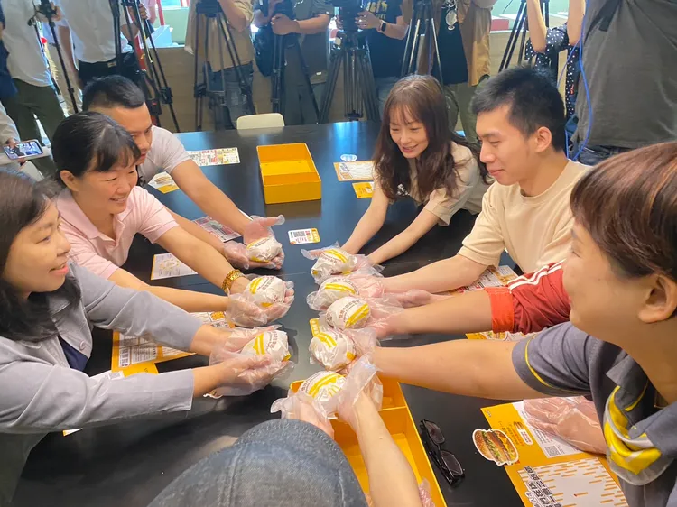 麥當勞5/21-5/22連2天辦「職場體驗」招募，完成流程贈大麥克兌換券。陳怡文攝