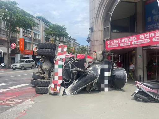 水泥車北市街頭左轉翻覆 銀行騎樓慘遭水泥灌滿