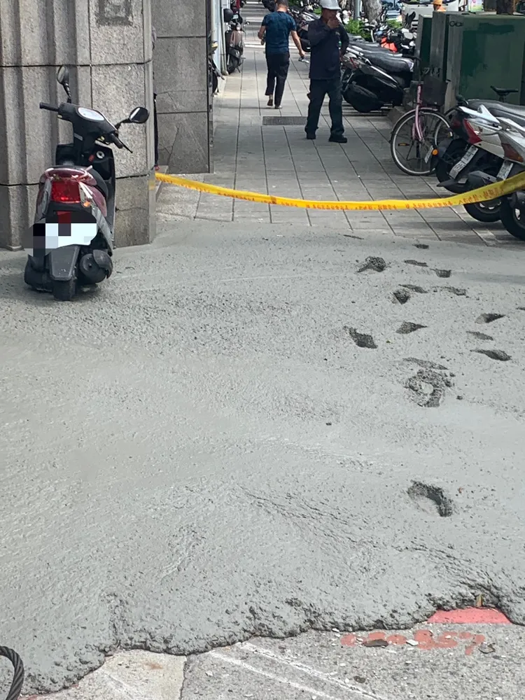 機車陷入水泥中。翻攝畫面