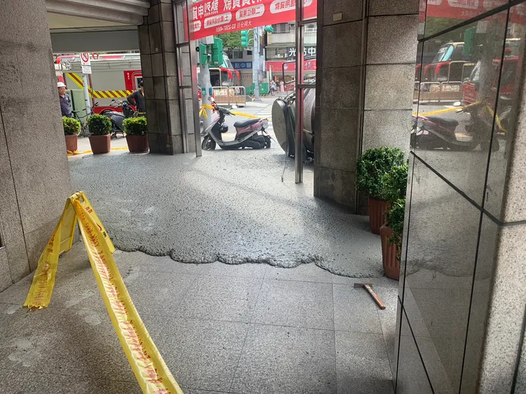 銀行騎樓都是水泥。翻攝畫面