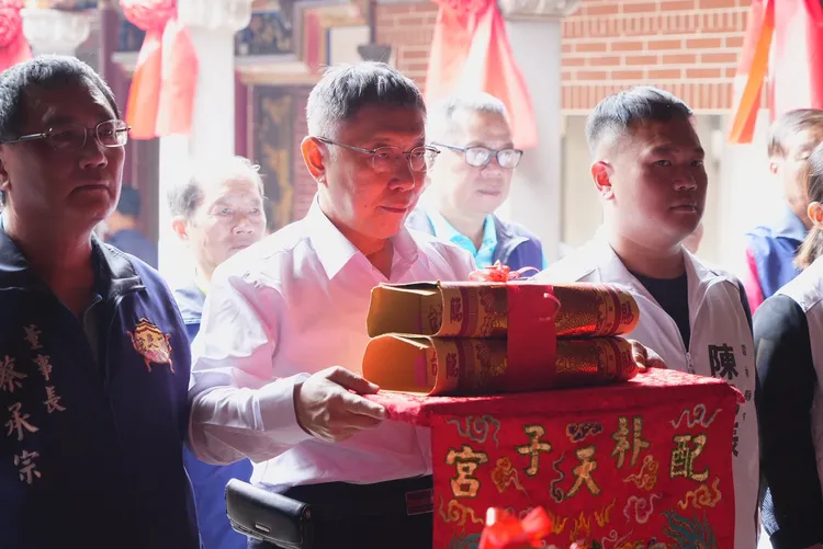 柯文哲說台灣是一體的，難道侯友宜就不能到新竹拜城隍廟嗎。民眾黨提供