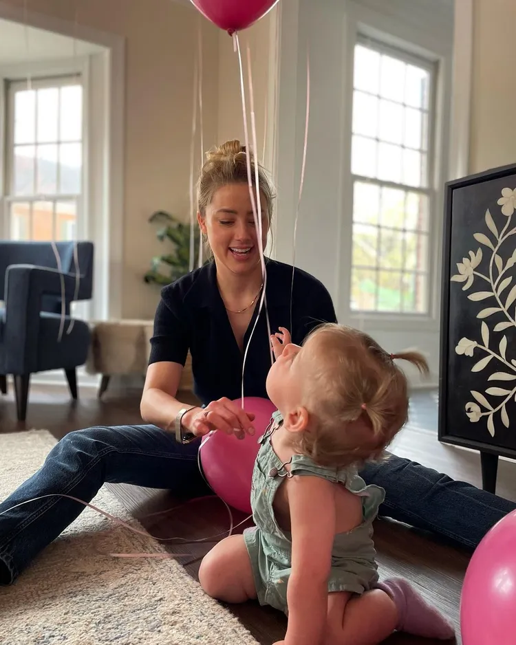 她目前與2歲女兒烏娜定居西班牙。翻攝amberheard IG