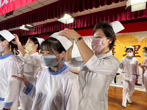 醫界再添生力軍!台南敏惠醫專舉行加冠典禮 勉勵「護理絕不會被AI取代」