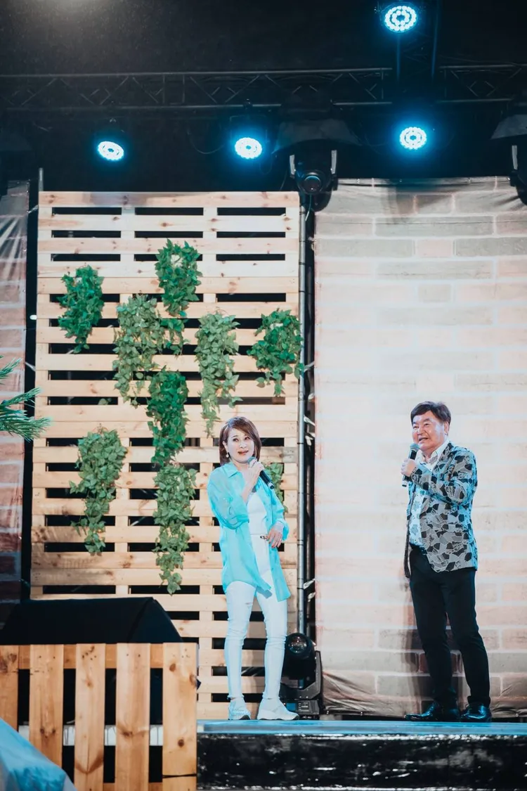 方峻（右）和向娃重溫秀場歲月。渥洛克提供