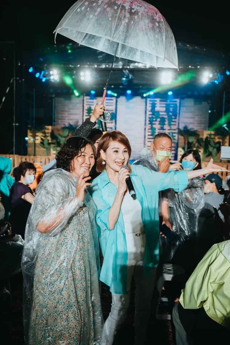 向娃跟歌迷合照。渥洛克提供