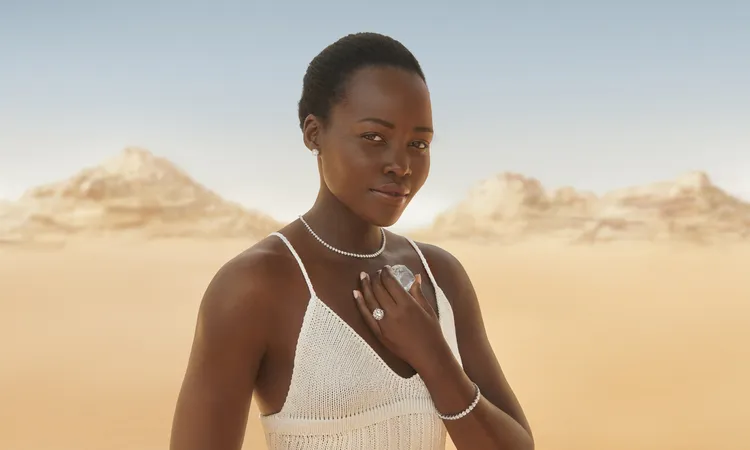 在短短30秒的廣告影片中，露琵塔尼詠歐帶領觀眾踏入沙漠，一同探索鑽石從原石化為璀璨珠寶的非凡旅程。品牌提供