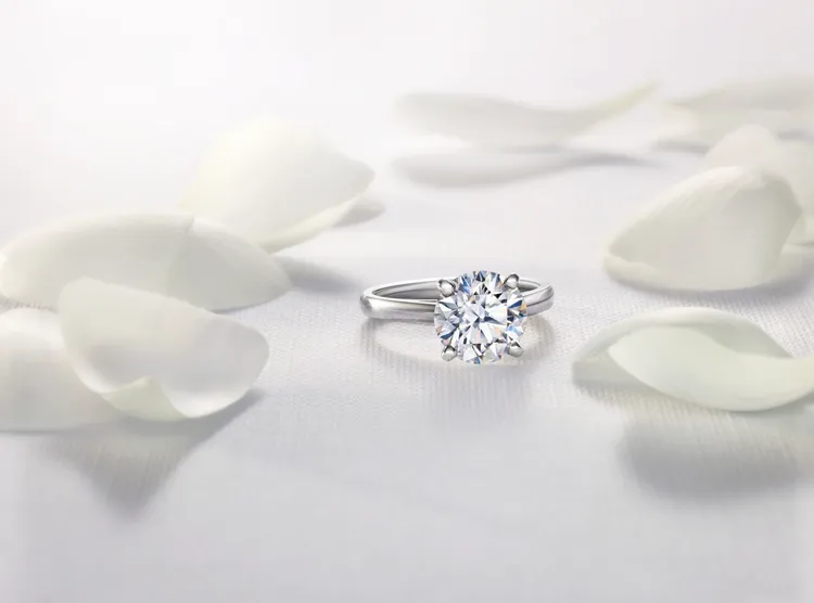 DB Classic鉑金圓形明亮式切割鑽石戒指，主鑽自0.2克拉起，8萬2000元起。品牌提供