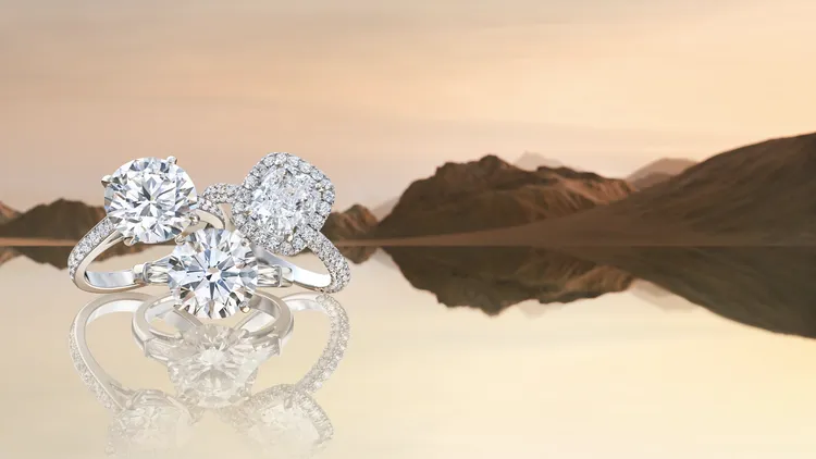 從訂婚到婚禮，De Beers提供了各式風格的單鑽戒指與多元的婚嫁珠寶選擇。品牌提供