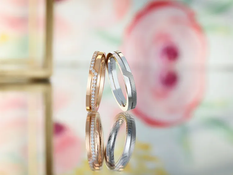 The Promise玫瑰金半鑲鑽婚戒（左）6萬4000元、18K白金戒指7萬5000元。品牌提供