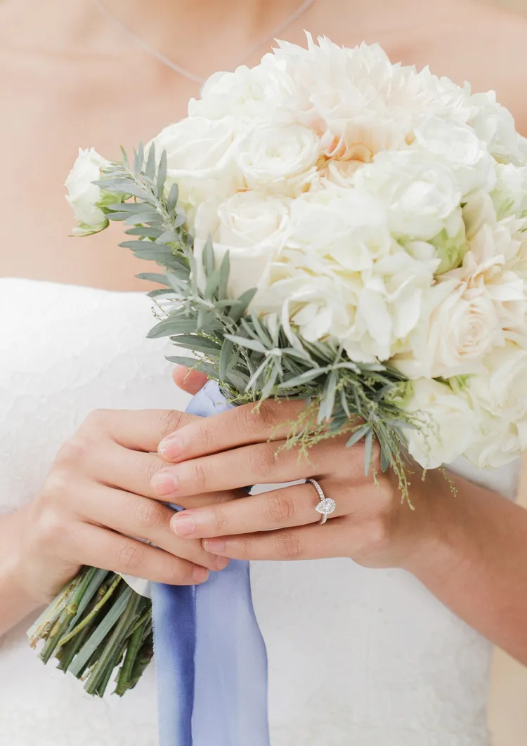 Aura鉑金梨形切割鑽石戒指，主鑽自0.5克拉起，20萬8000元起。品牌提供