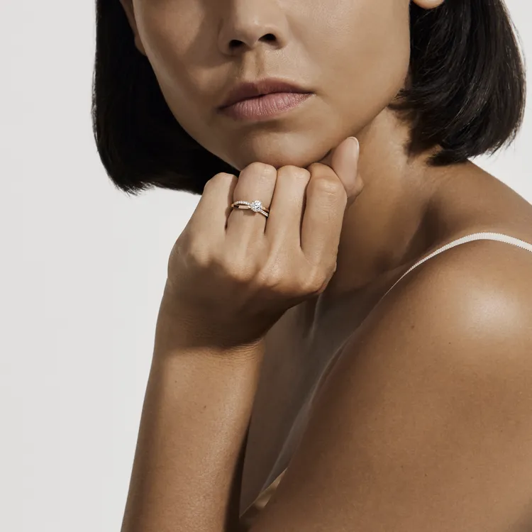 Infinity玫瑰金圓形明亮式切割鑽石戒指，主鑽自0.7克拉起，30萬2000元起。品牌提供