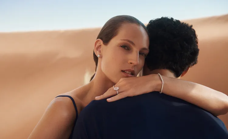 De Beers最新的「Where Love Begins」形象廣告裡，以不同鑽戒呈現了愛的多種形式。品牌提供