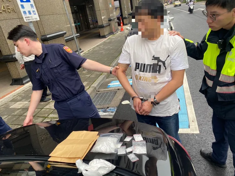 警方在李男車上搜出毒品。蘆洲警分局提供