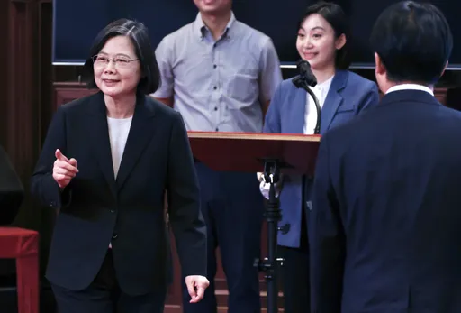 蔡英文執政7周年談兩岸關係！　強調和平「不是卑躬屈膝」