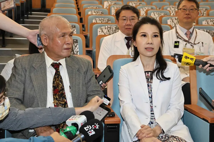 台北榮總重粒子及放射腫瘤部主治醫師賴宜君（右）。施昂強攝