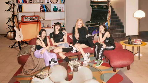 BLACKPINK總動員秀新鞋 纖腰、美腿、香肩齊發