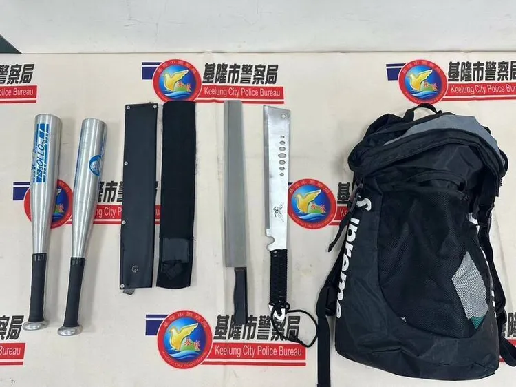 警方查扣刀械、球棒等犯案工具。翻攝照片